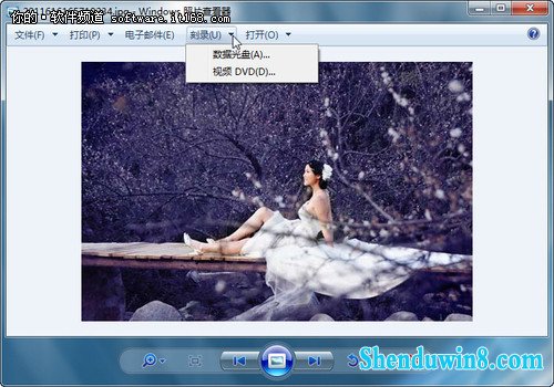 用win8.1播放甜蜜婚纱照 三联